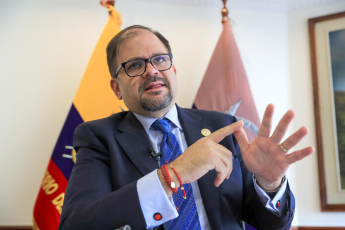Fotografía de archivo en la que se captó al ministro del Interior de Ecuador, John Reimberg, durante una entrevista con EFE, en Quito (Ecuador). EFE/José Jácome
