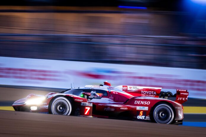 El equipo del Toyota número 7 formado por el japonés Kamui Kobayashi, el inglés Mike Conway (en la imagen) y el neerlandés Nick De Vries. EFE/EPA/CHRISTOPHE PETIT TESSON
