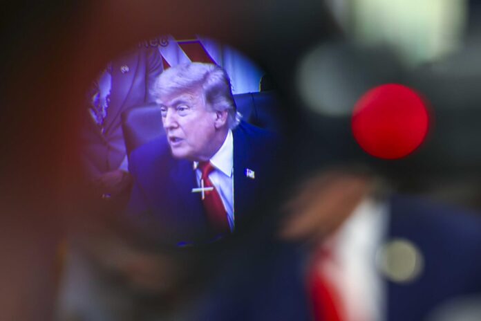 El presidente de Estados Unidos, Donald Trump, fue captado el pasado 11 de junio, a través del visor de una cámara de televisión, durante una reunión en el Despacho Oval de la Casa Blanca, en Washington DC (EE.UU.). EFE/Jim Lo Scalzo/Pool
