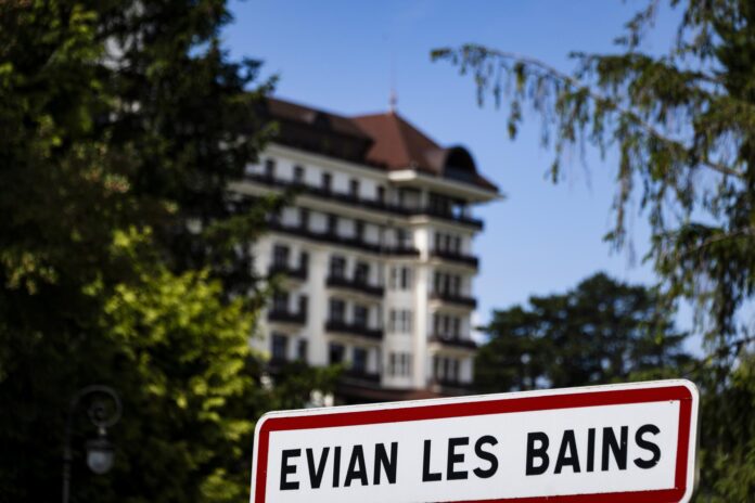 El Hotel Royal, que acogerá a los jefes de estado durante la Cumbre del G7, visto desde una embarcación en el lago Lemán, en Evian-les-Bains, Francia, el 06 de junio de 2026. EFE/EPA/JEAN-CHRISTOPHE BOTT
