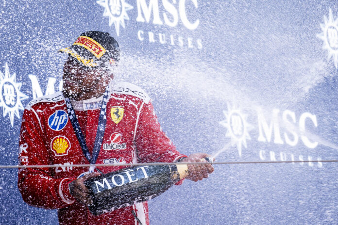 El piloto inglés del equipo Ferrari Lewis Hamilton, celebra en el podio su victoria tras imponerse en el Gran Premio de Barcelona-Cataluña de Fórmula 1, este domingo. EFE/ Siu Wu
