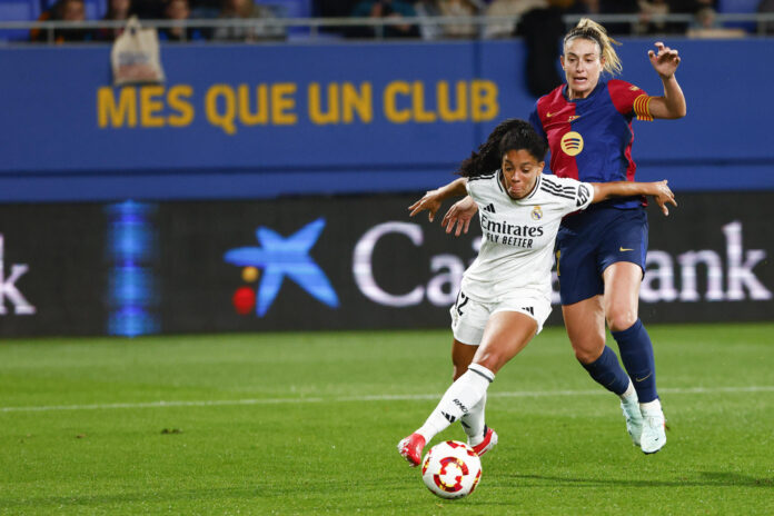 La defensa brasileña del Real Madrid Yasmin Assis (i) lucha con la centrocampista del Fc Barcelona Alexia Putellas en foto de archivo de Quique García. EFE

