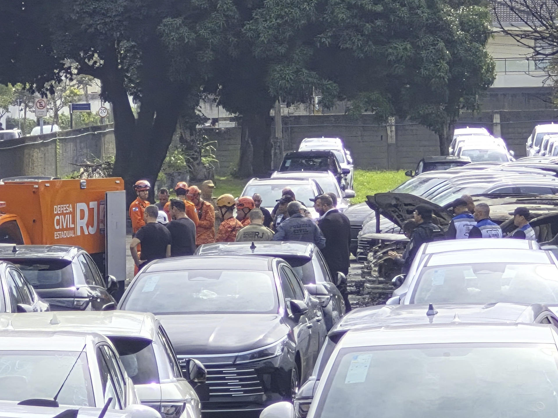 Fotografía cedida este 14 de junio por Roberta Durço que captó a integrantes de equipos de rescate al trabajar en la zona donde cayó uno de los dos helicópteros que colisionaron este domingo en el aire, en el barrio Recreio dos Bandeirantes, en Río de Janeiro (Brasil). EFE/Roberta Durço