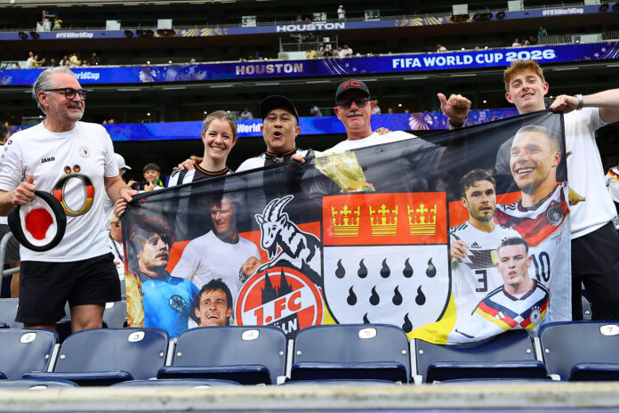 -El portero de la selección de AlemanIa Manuel Neuer, calienta antes del partido del grupo C del Mundial 2026 entre las selecciones de Alemania y Curazao, este domingo en el NRG Stadium de Houston (Texas).-EFE/ Carlos Ramírez
