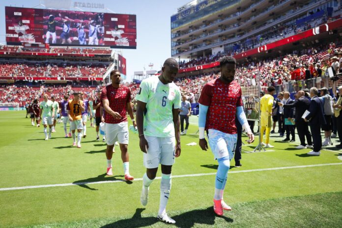Los suizos Denis Zakaria, y el portero Yvon Mvogo,en San Francisco, USA. EFE/EPA/PETER KLAUNZER
