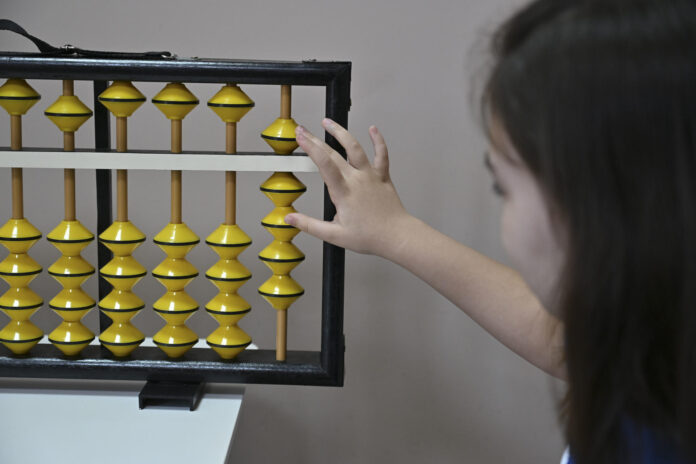 Emma Rodríguez, una niña de 8 años natural de El Ejido (Almería), que será la única representante andaluza en el Campeonato Internacional ALOHA Mental Arithmetic 2026, que se celebrará en Panamá. EFE/ Carlos Barba

