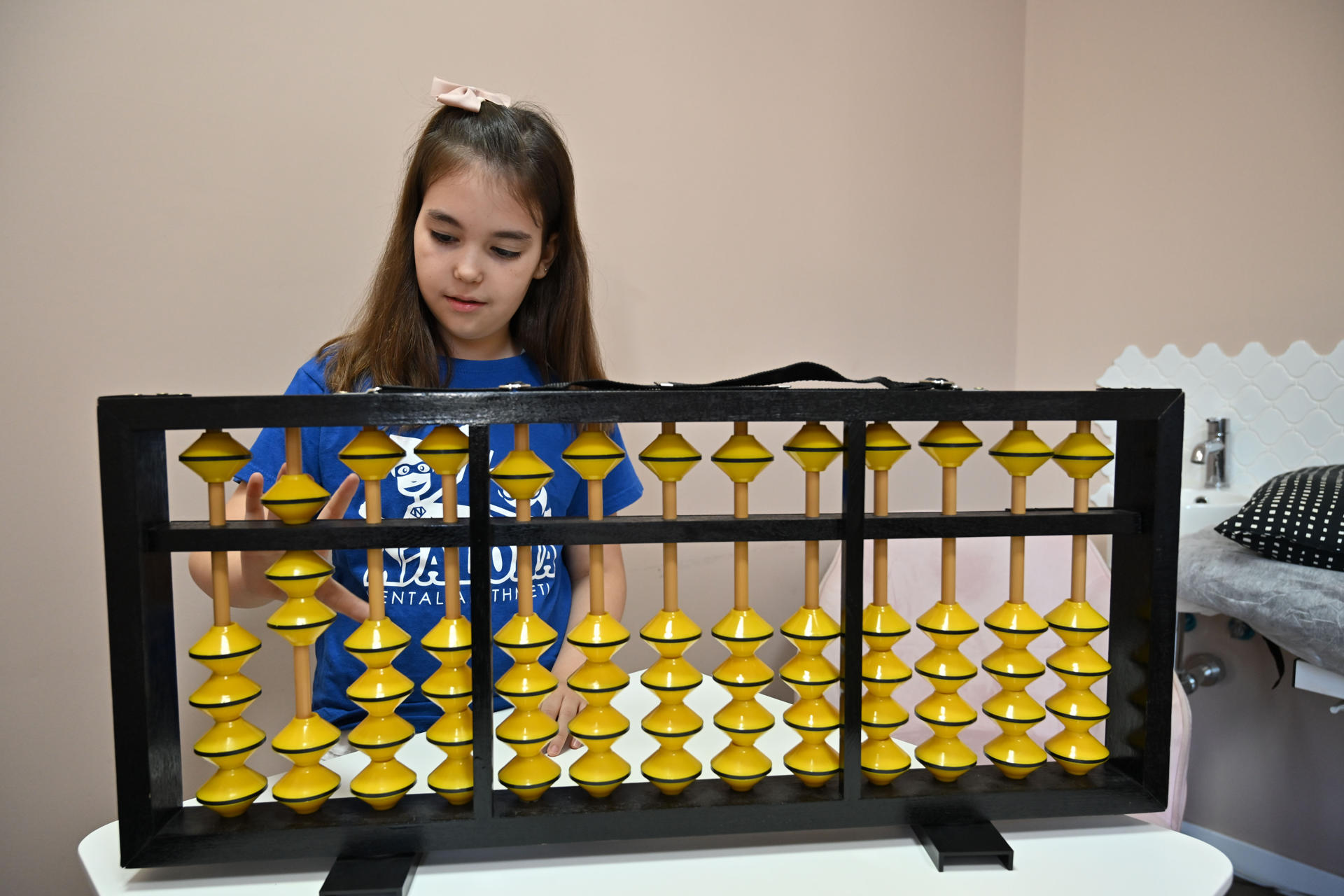 Emma Rodríguez, una niña de 8 años natural de El Ejido (Almería), que será la única representante andaluza en el Campeonato Internacional ALOHA Mental Arithmetic 2026, que se celebrará en Panamá. EFE/ Carlos Barba
