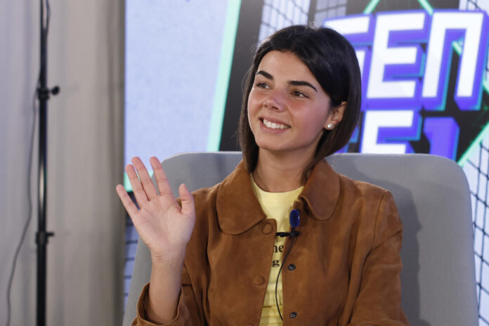 Imagen de Mafalda Cardenal durante su intervención en el videopódcast 'Gen [F]' de la agencia EFE, coincidiendo con la salida de su tema 'Creo que te quiero'. EFE/ Ballesteros
