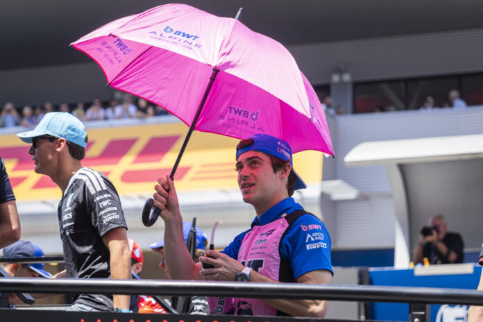 El piloto argentino del equipo Alpine Franco Colapinto en el drivers parade antes de la carrera del Gran Premio de Fórmula 1 de Barcelona-Cataluña. EFE/Siu Wu
