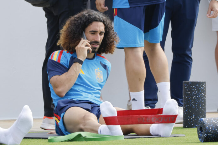 Marc Cucurella de España habla por teléfono en un entrenamiento este domingo en Atlanta (Estados Unidos). EFE/ Lavandeira Jr
