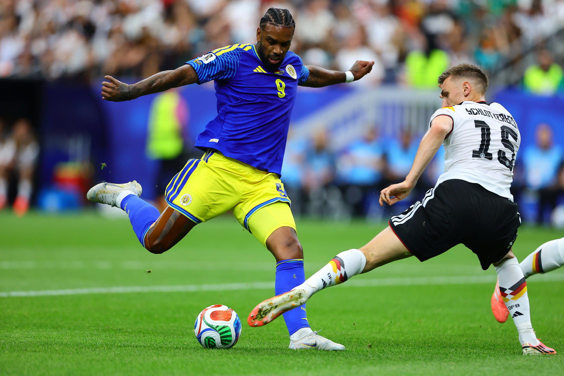 El delantero de Curazao Jürgen Locadia (i) se dispone a chuta ante Nico Schlotterbeck, de Alemania, durante el partido del grupo C del Mundial 2026.EFE/Carlos Ramírez

