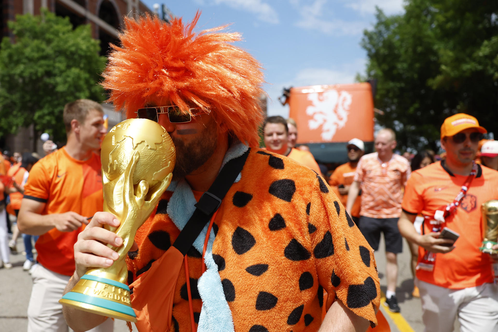 Un aficionado besa la replica de la Copa del Mundo a su llegada al partido del grupo F del Mundial de la FIFA 2026 entre Países Bajos y Japón en el estadio AT&T en Arlington (Estados Unidos). EFE/ Sebastián Mariscal

