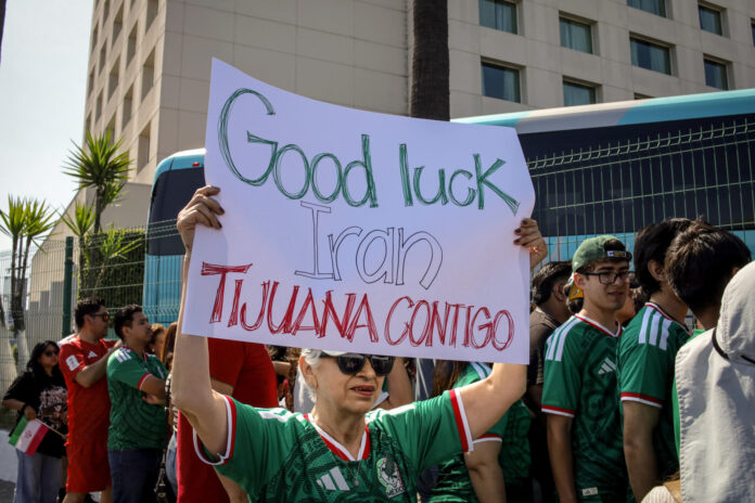 Una aficionada despide a los jugadores de la selección de Irán afuera del hotel este domingo en Tijuana (México). EFE/Joebeth Terriquez
