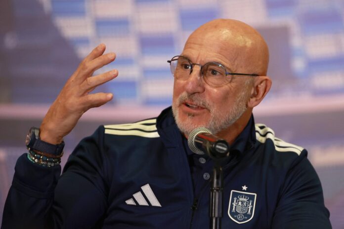 El seleccionador de España Luis de la Fuente habla durante una rueda de prensa. EFE/Alex Cruz
