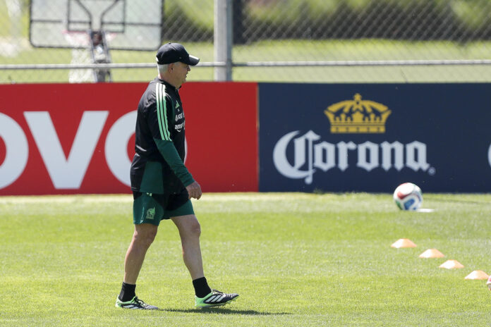 El seleccionador de México Javier Aguirre participa en un entrenamiento este domingo en el Centro de Alto Rendimiento en Ciudad de México (México). EFE/ Isaac Esquivel
