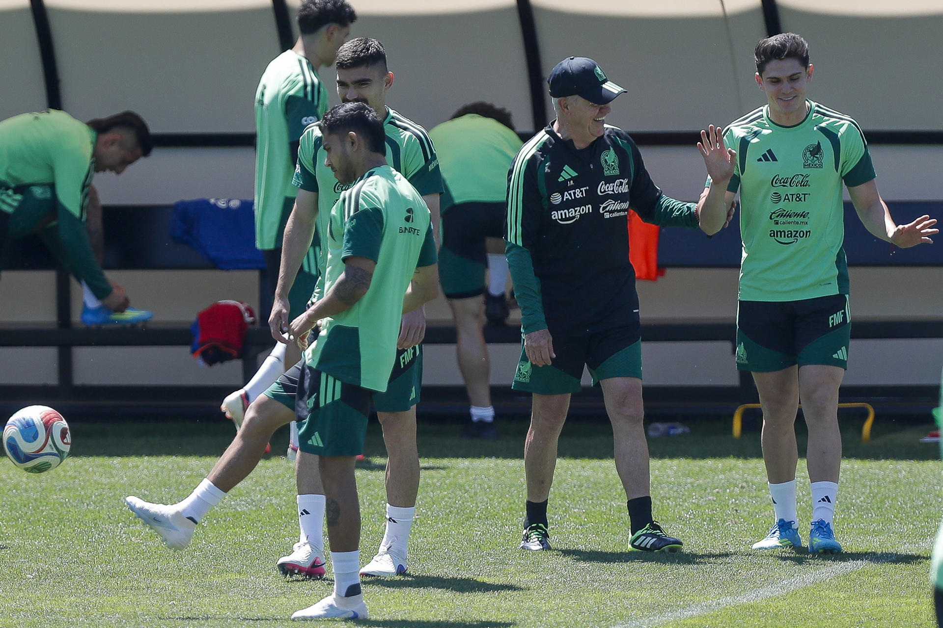 El seleccionador de México Javier Aguirre (c) e Israel Reyes (d), hablan en un entrenamiento este domingo en el Centro de Alto Rendimiento en Ciudad de México (México). EFE/ Isaac Esquivel