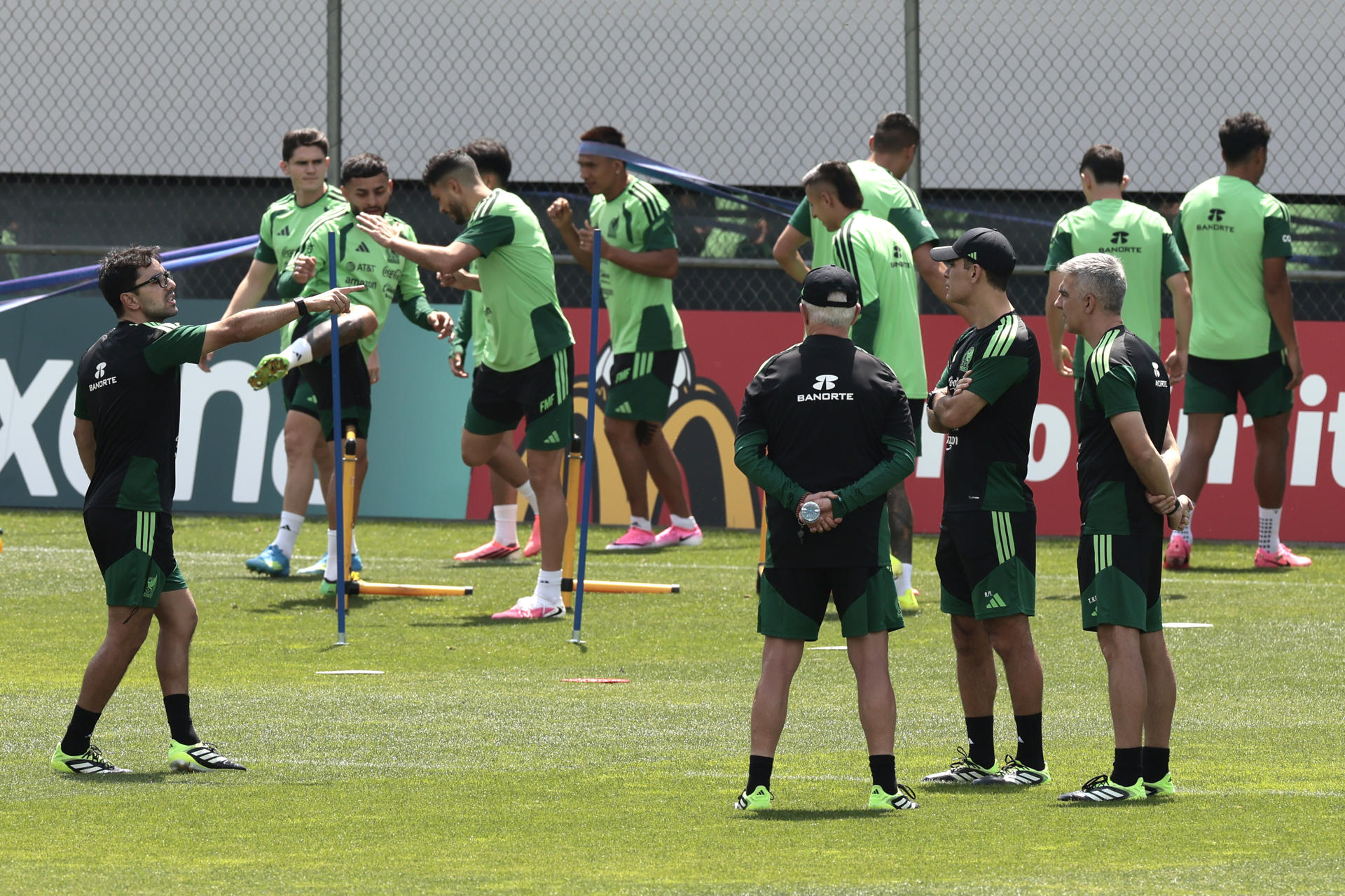 El seleccionador de México Javier Aguirre (c) observa un entrenamiento este viernes, en el Centro de Alto Rendimiento en Ciudad de México (México). EFE/ José Méndez
