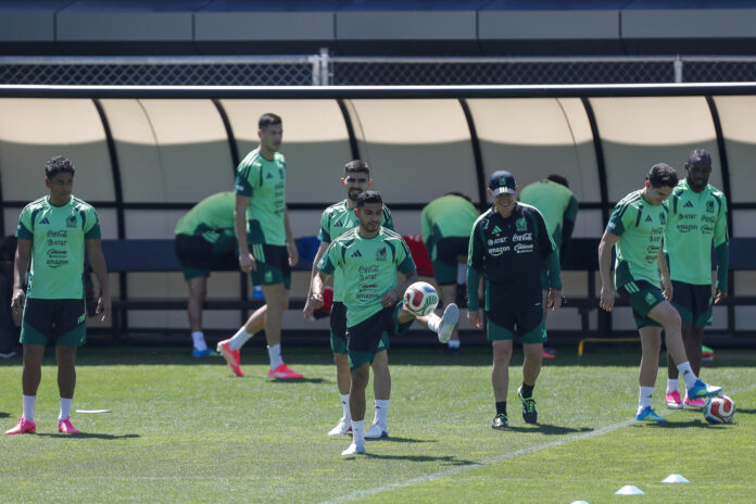 Jugadores de México entrenan este domingo en el Centro de Alto Rendimiento en Ciudad de México (México). EFE/ Isaac Esquivel
