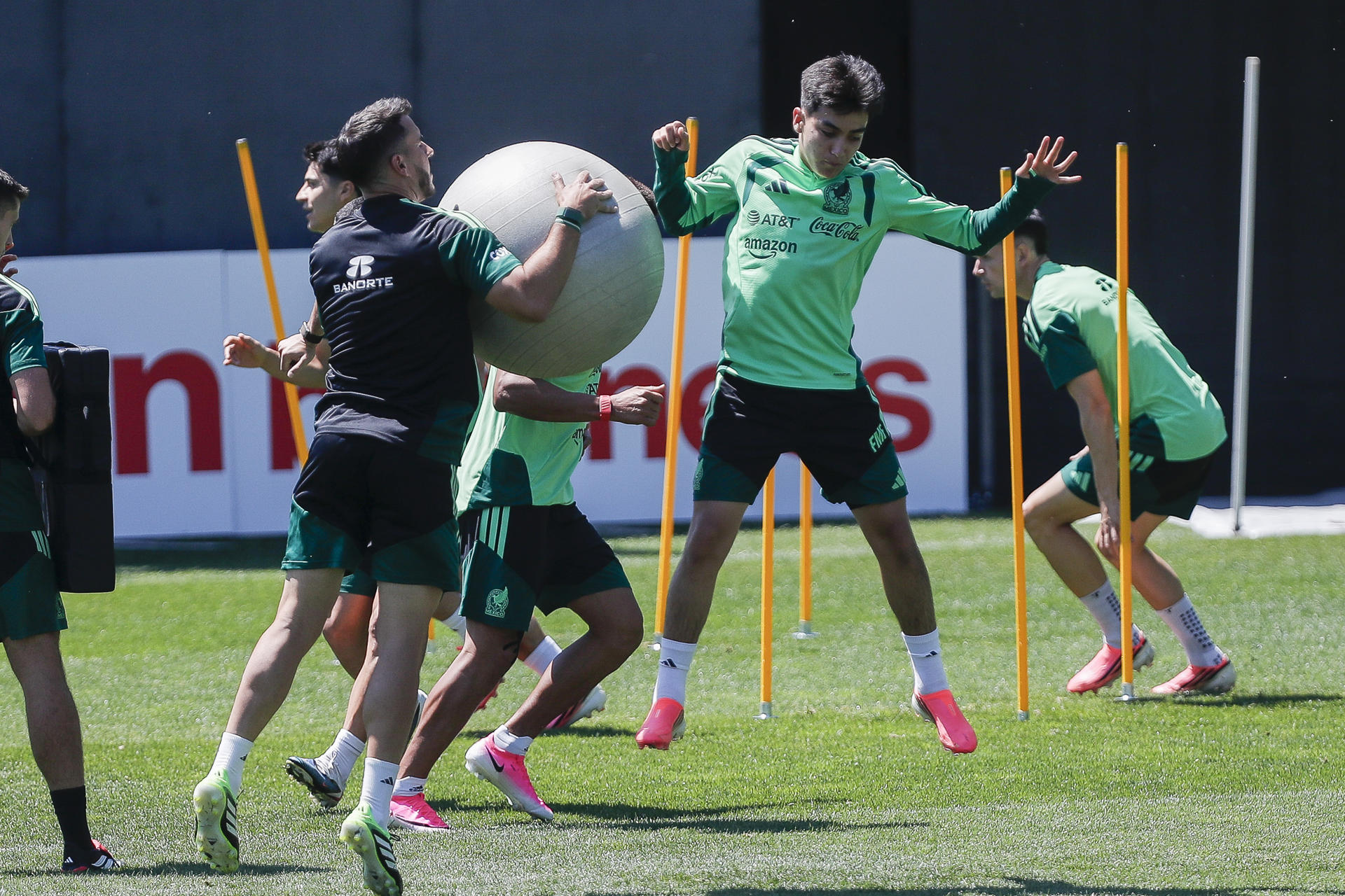 Gilberto Mora (d) de México entrena con sus compañeros este domingo en el Centro de Alto Rendimiento en Ciudad de México (México). EFE/ Isaac Esquivel