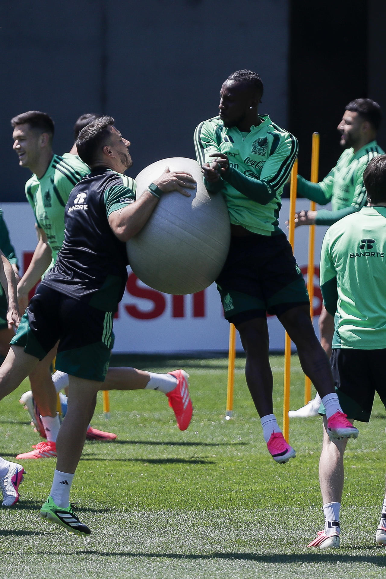 Julián Andrés Quiñones (d) entrena con sus compañeros este domingo en el Centro de Alto Rendimiento en Ciudad de México (México). EFE/ Isaac Esquivel