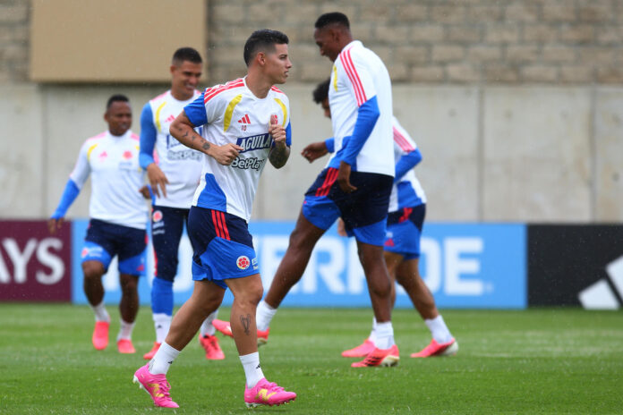 El jugador de la selección de Colombia James Rodríguez entrena este domingo en Guadalajara (México). EFE/ Francisco Guasco
