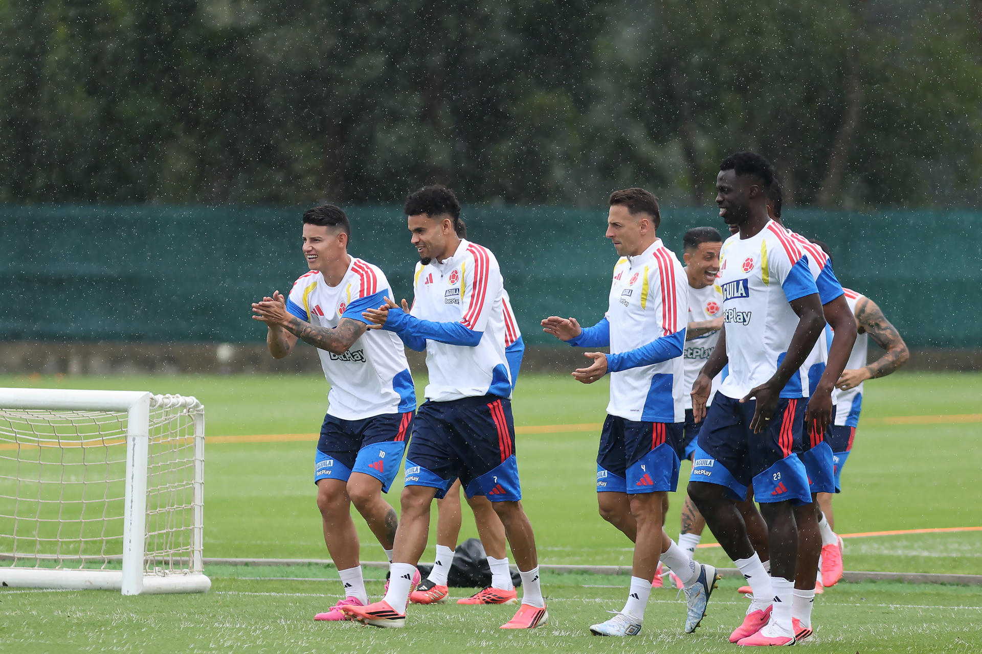 Jugadores de Colombia entrenan este domingo en Guadalajara (México). EFE/ Francisco Guasco