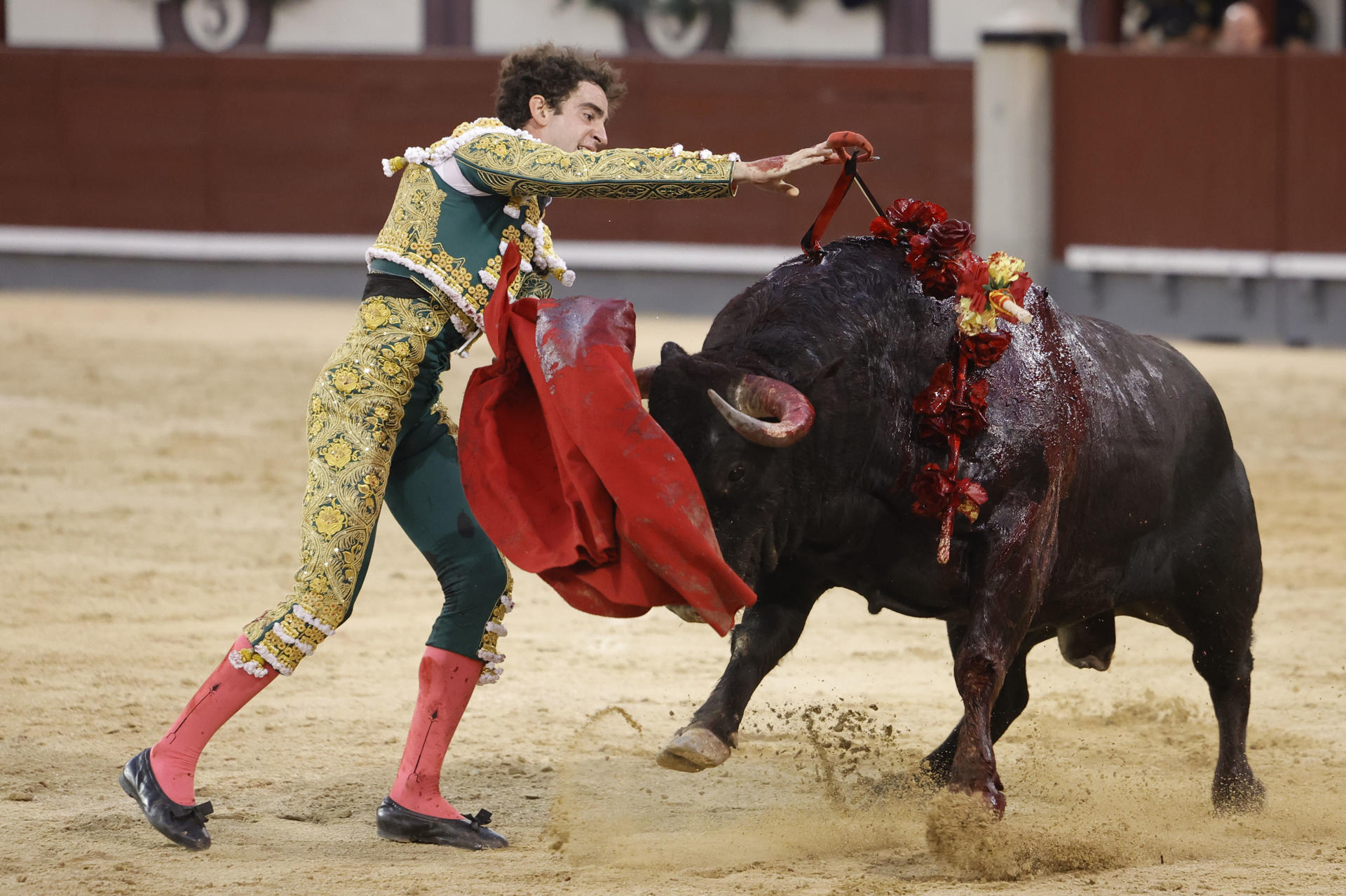 El diestro Víctor Hernández entra a matar al primero de los de su lote, durante la corrida de la Beneficencia que se celebra este domingo en la plaza de toros de Las Ventas, en Madrid. EFE/Zipi Aragón
