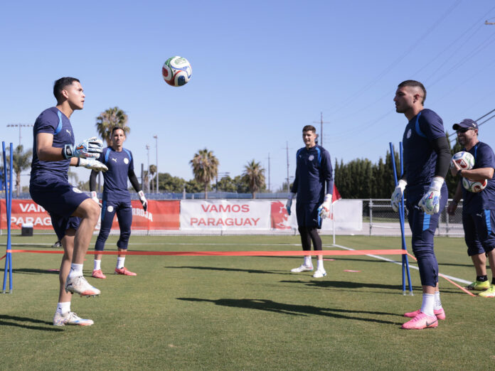 Fotografía difundida por la Asociación Paraguaya de Fútbol (APF) de un entrenamiento de la selección este domingo, con miras al segundo partido en el Mundial, el 19 de junio contra Turquía en Los Ángeles. EFE/ APF /SOLO USO EDITORIAL/ SOLO DISPONIBLE PARA ILUSTRAR LA NOTICIA QUE ACOMPAÑA (CRÉDITO OBLIGATORIO)
