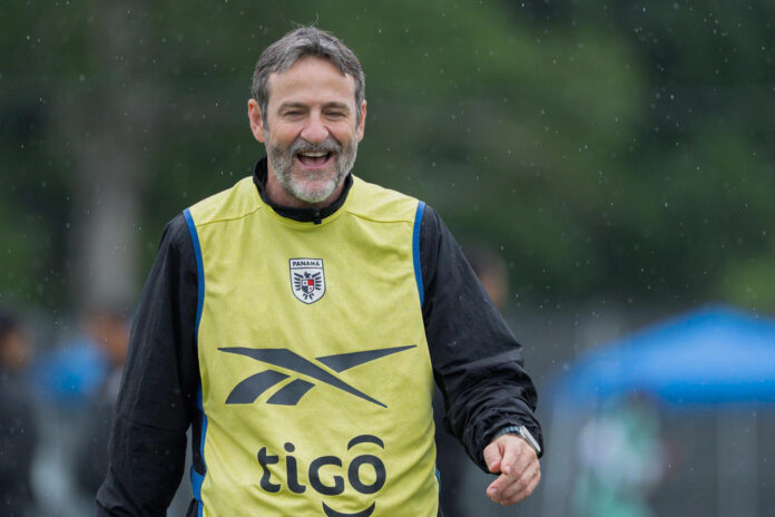 Fotografía difundida por la Federación Panameña de Fútbol (Fepafut) del seleccionador Thomas Christiansen durante un entrenamiento, este domngo en Toronto de cara al debut en el Mundial contra Ghana, este 17 de junio. EFE/ Eliecer Aizprua / Fepafut / SOLO USO EDITORIAL/ SOLO DISPONIBLE PARA ILUSTRAR LA NOTICIA QUE ACOMPAÑA (CRÉDITO OBLIGATORIO)
