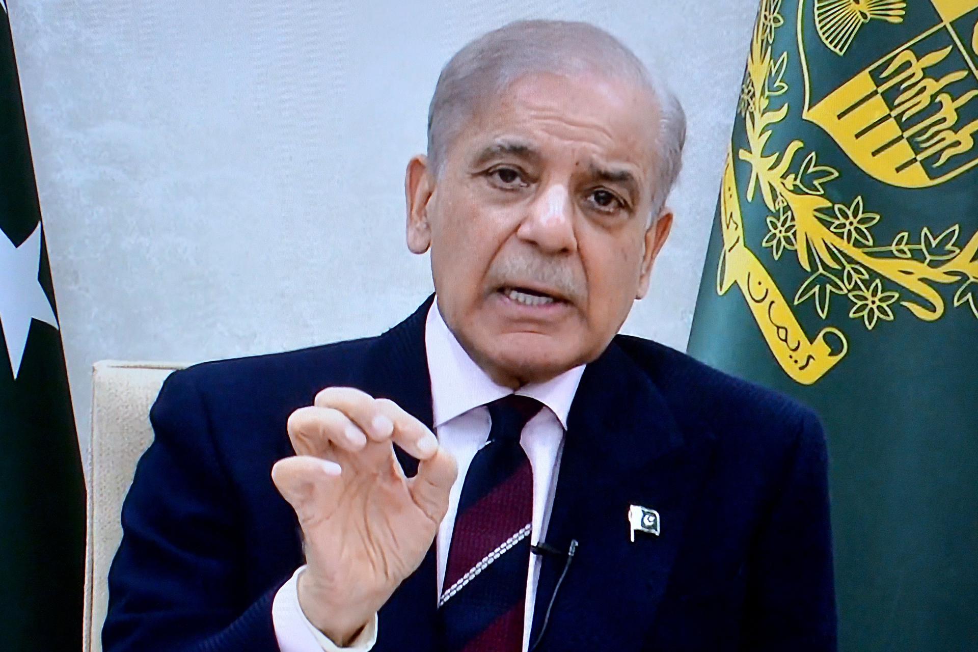 Fotografía de archivo del primer ministro de Pakistán, Shehbaz Sharif, durante una alocución, en Peshawar (Pakistán) EFE/Bilawal Arbab
