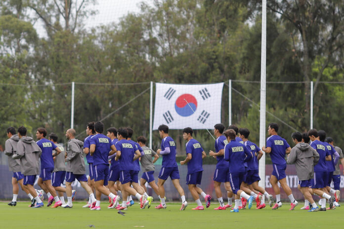 Jugadores de Corea del Sur entrenan este domingo en Guadalajara (México). EFE/ Francisco Guasco
