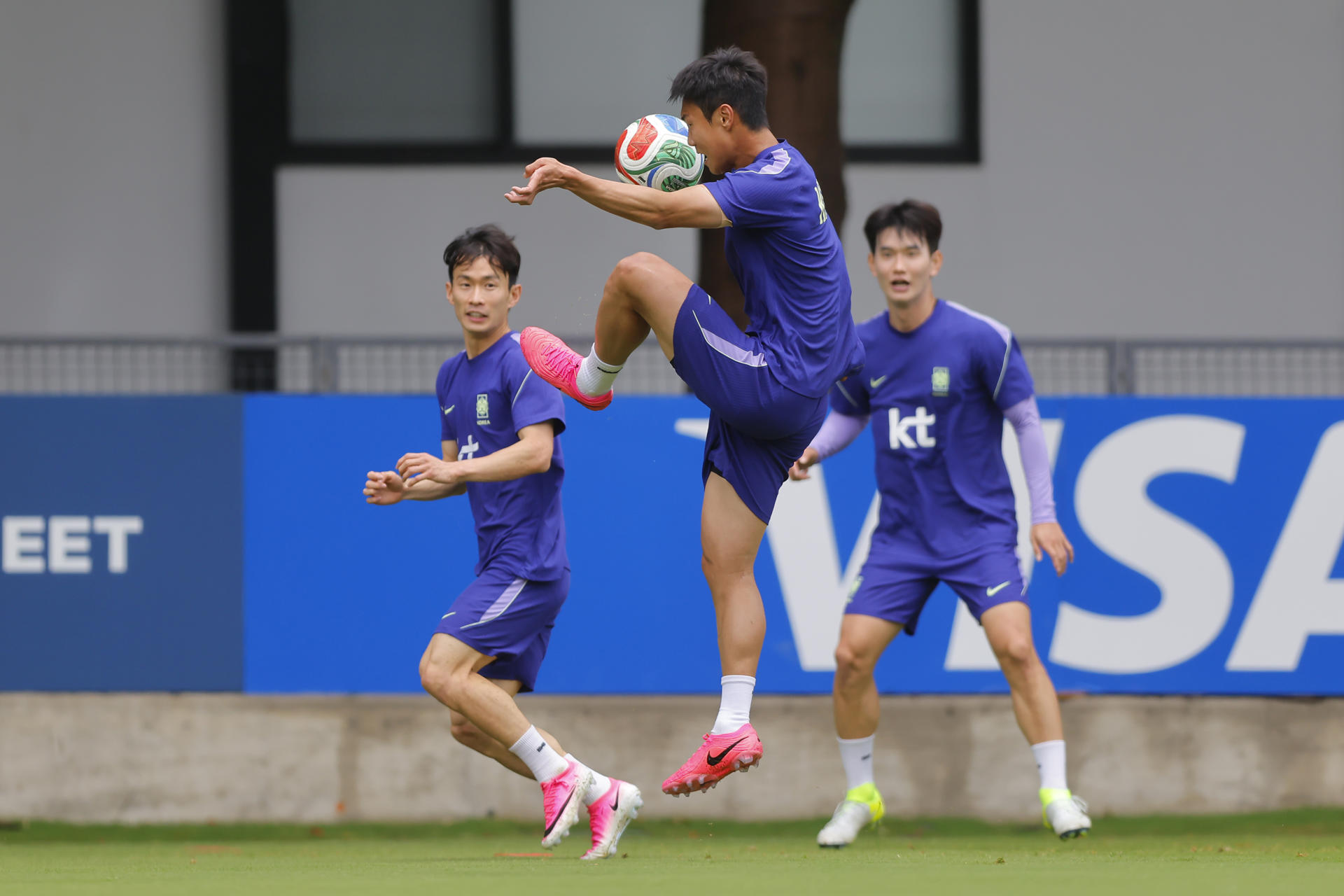 Jugadores de Corea del Sur entrenan este domingo en Guadalajara (México). EFE/ Francisco Guasco
