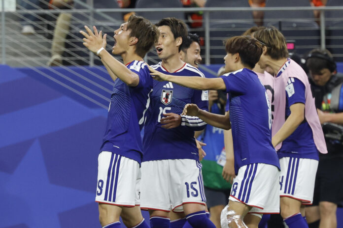 Jugadores de Japón celebran este domingo con sus hinchas el empate 2-2 en Arlington con Países Bajos en el debut de ambas selecciones en el Mundial. EFE/ Sebastián Mariscal

