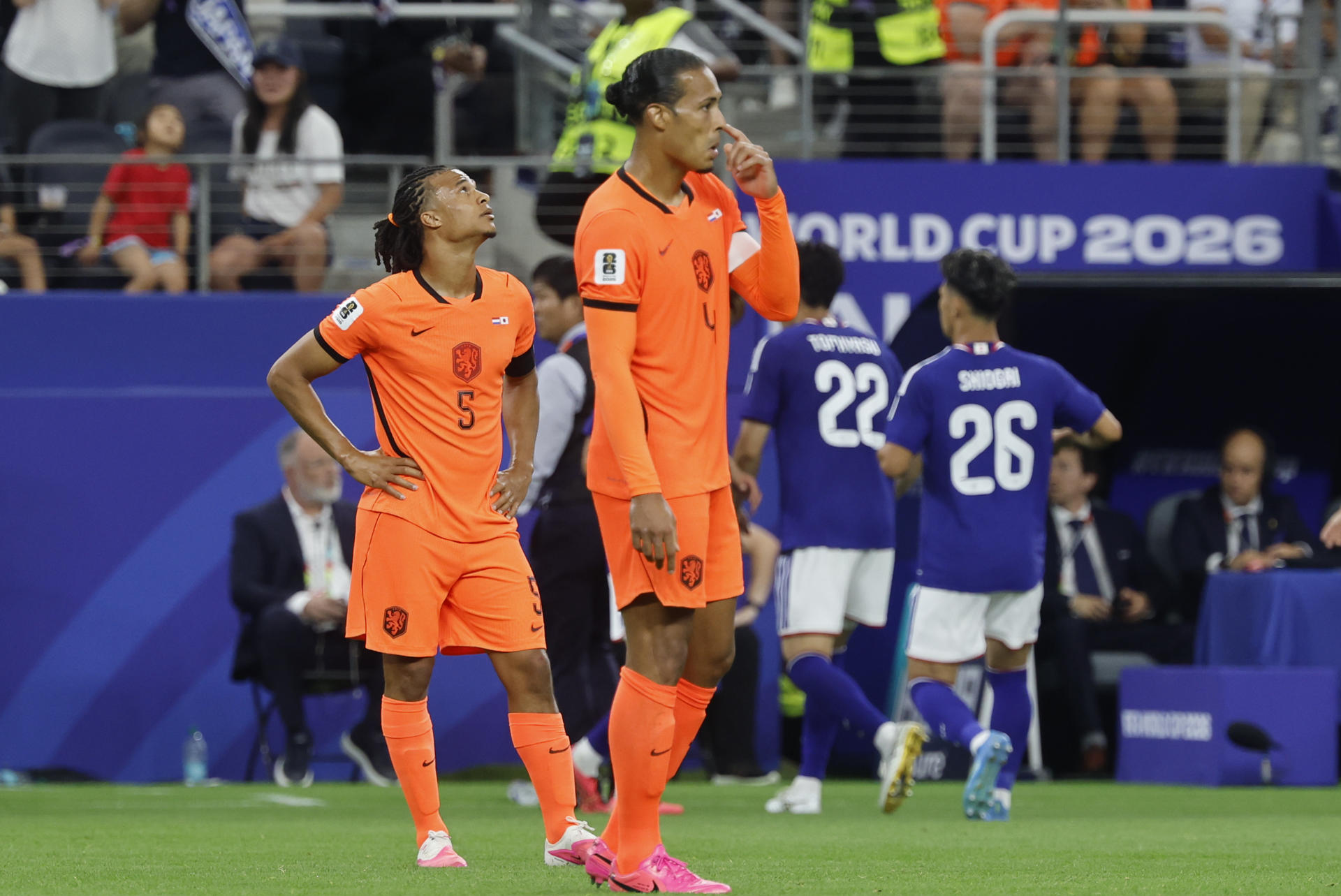 Los neerlandeses Nathan Ake (i) y Virgil Van Dijk expresan su decepción con el empate 2-2 in extremis logrado este domingo por Japón en el debut de ambas selecciones en el Mundial en la ciudad estadounidense de Arlington. EFE/ Sebastián Mariscal

