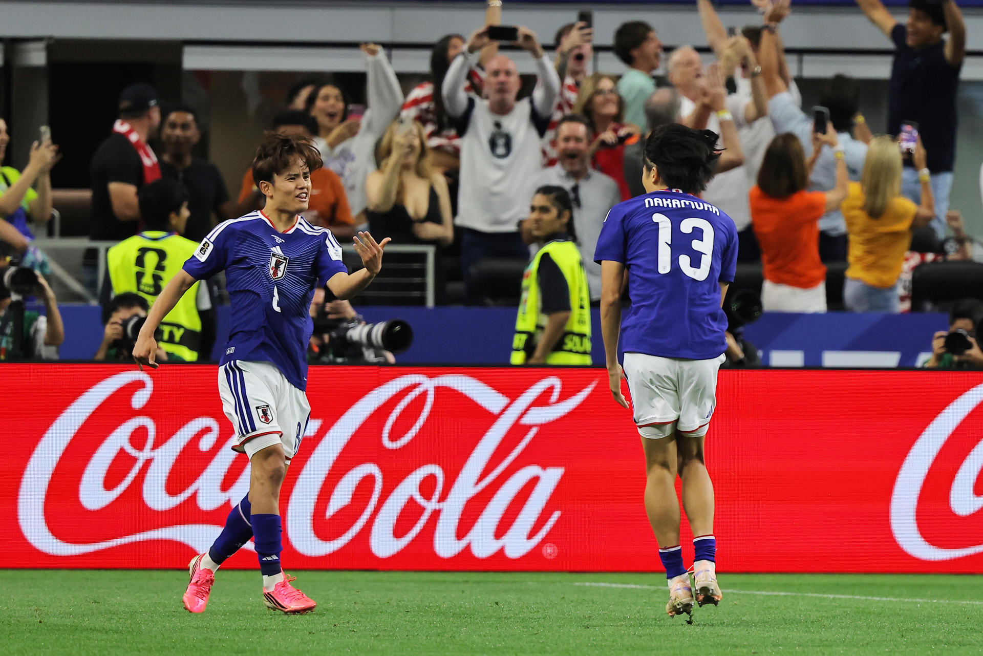 Keito Nakamura (d) festeja su gol, el del empate defintivo 2-2 de Japón en Arlington con Países Bajos en el partido de debut en el Mundial de ambas selecciones en el Mundial. EFE/ Kenneth Fernandez
