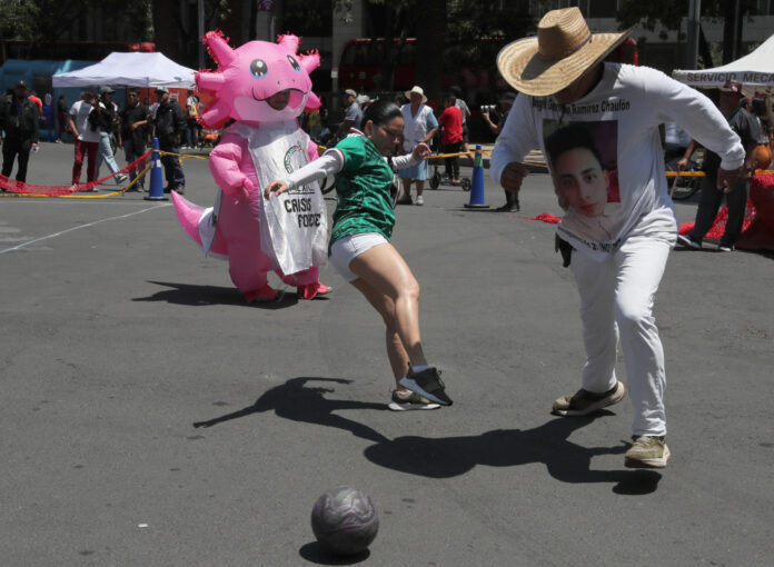 Familiares de personas desaparecidas juegan fútbol durante una manifestación este domingo, en Ciudad de México (México). EFE/Mario Guzmán

