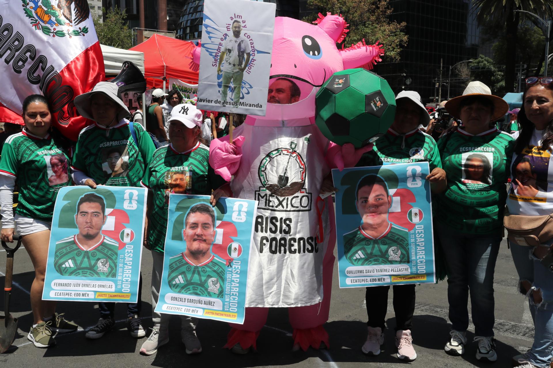 Familiares de personas desaparecidas posan al terminar un partido de fútbol durante una manifestación este domingo, en Ciudad de México (México). EFE/Mario Guzmán