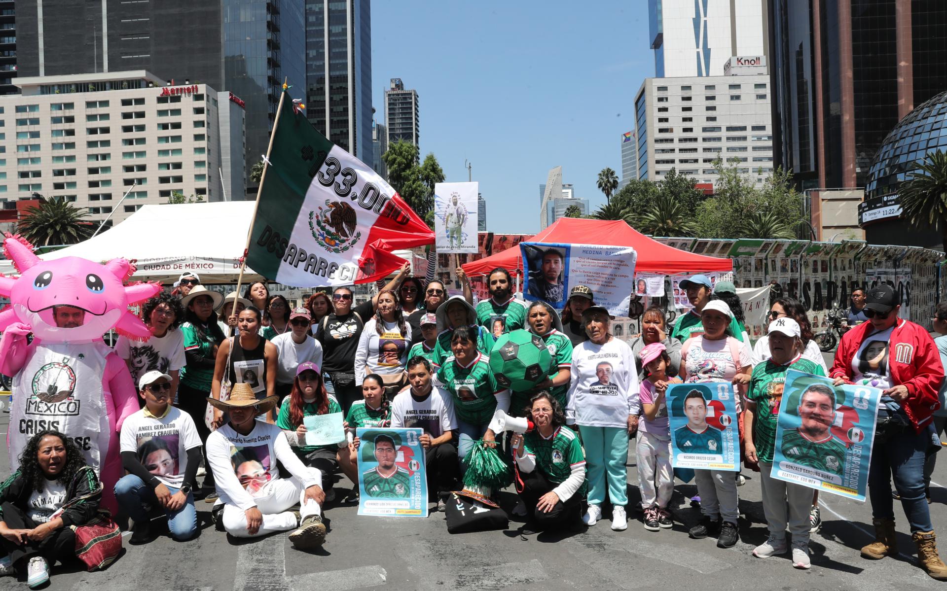 Familiares de personas desaparecidas posan al terminar un partido de fútbol durante una manifestación este domingo, en Ciudad de México (México). EFE/Mario Guzmán