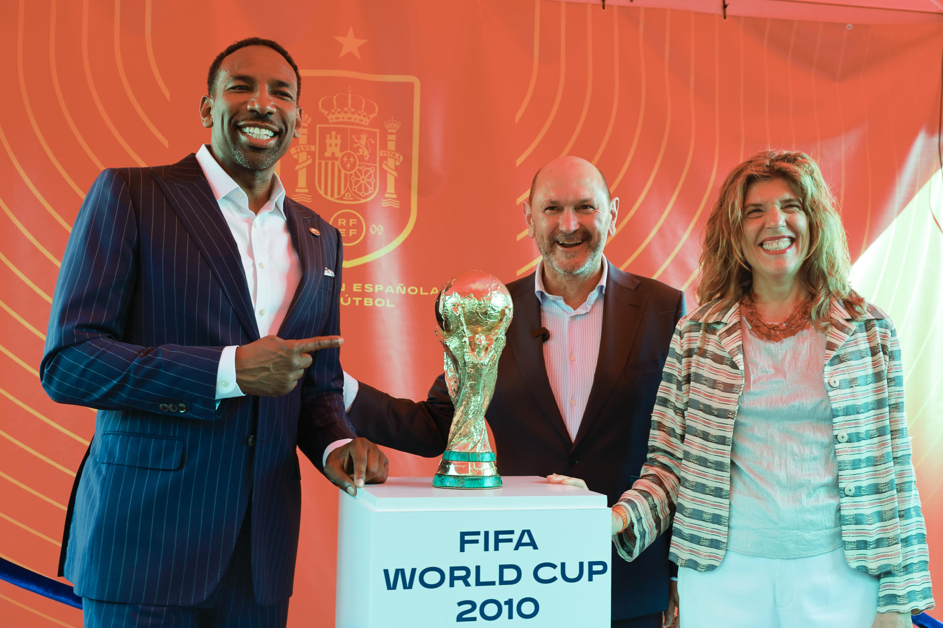 El alcalde de Atlanta, Andre Dickens (i), el presidente de la Federación Española, Rafael Louzán, y la embajadora de España en Estados Unidos, Ángela Moreno, posan con la Copa del Mundo que ganó España en 2010 durante la inauguración de la Casa de España, en Atlanta (Estados Unidos). EFE/Lavandeira Jr