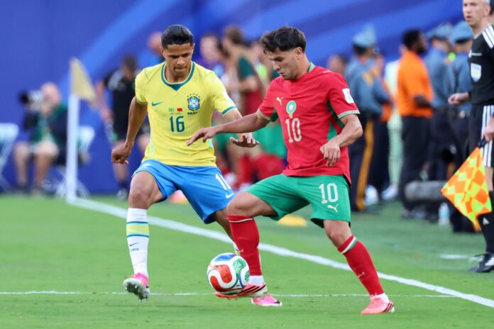 Fotografía del 13 de junio de 2026 en la que se observa a Douglas Santos, de Brasil (i), en acción contra Brahim Díaz (d), de Marruecos, durante el partido de la fase de grupos de la Copa Mundial de la FIFA 2026 entre Brasil y Marruecos en East Rutherford, Nueva Jersey (EE.UU.). EFE/OLGA FEDOROVA
