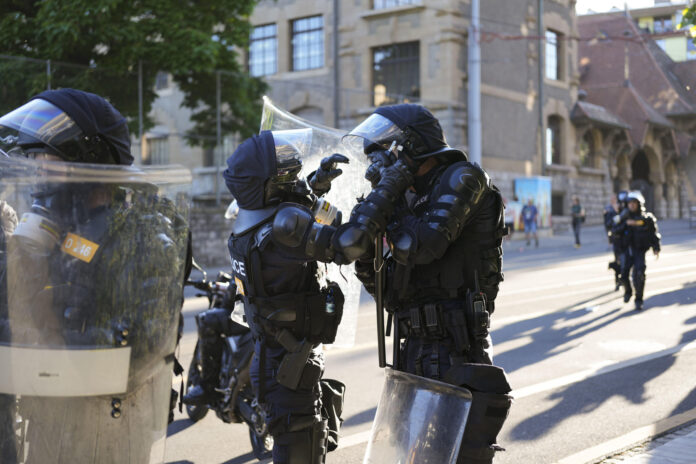 Miles de personas participan este sábado en Ginebra en una manifestación contra el G7, que se celebra en la vecina localidad francesa de Évian, en la que se han producido diversos enfrentamientos con la policía y actos de vandalismo. EFE/Edgar Sapiña

