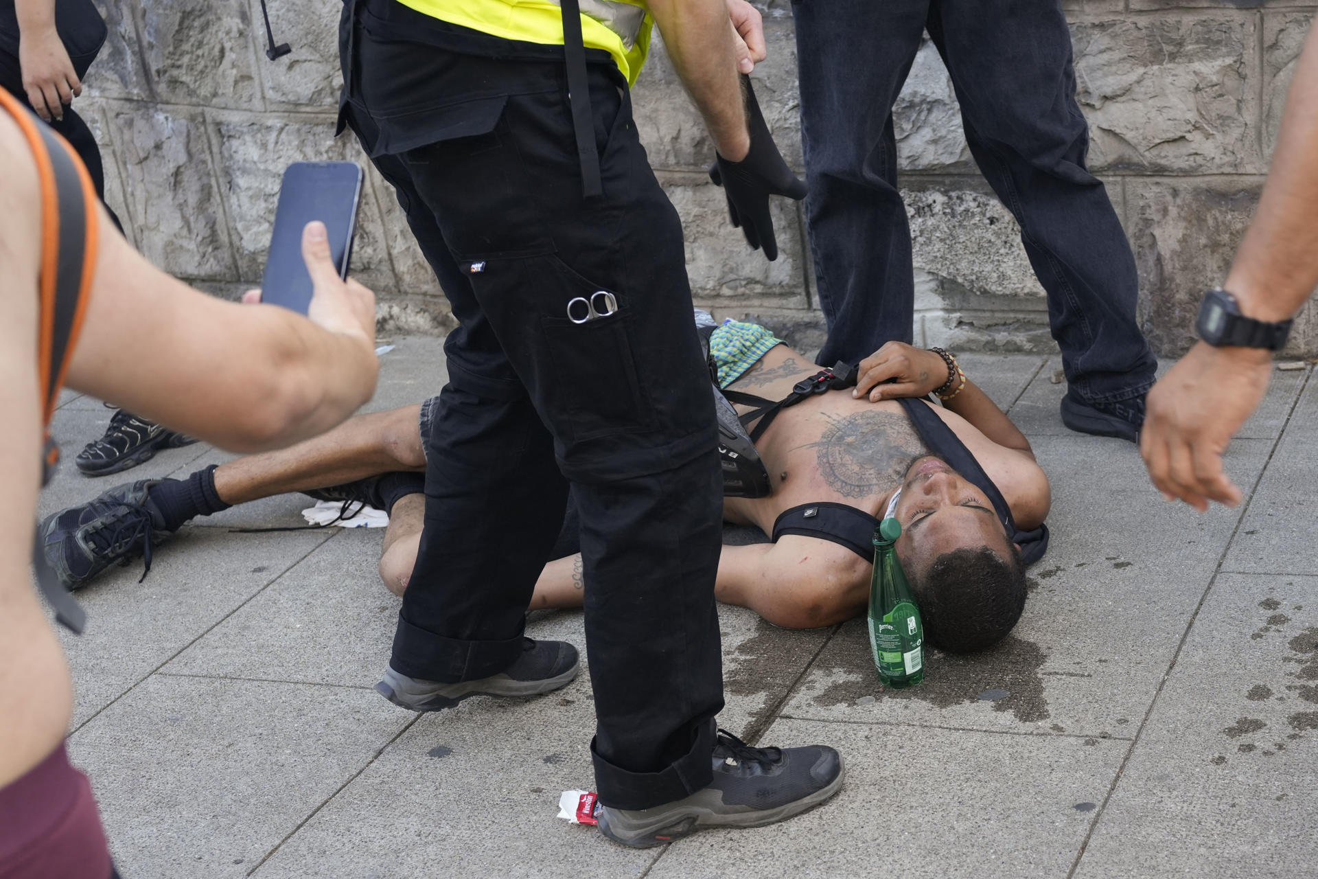 Miles de personas participan este sábado en Ginebra en una manifestación contra el G7, que se celebra en la vecina localidad francesa de Évian, en la que se han producido diversos enfrentamientos con la policía y actos de vandalismo. EFE/Edgar Sapiña