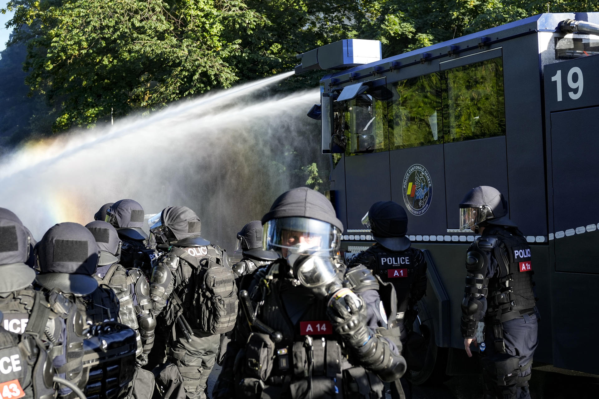 Miles de personas participan este sábado en Ginebra en una manifestación contra el G7, que se celebra en la vecina localidad francesa de Évian, en la que se han producido diversos enfrentamientos con la policía y actos de vandalismo. EFE/Edgar Sapiña