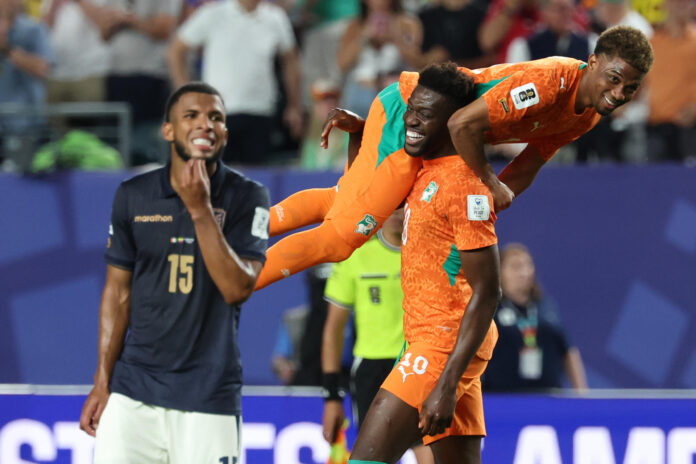 Ibrahim Sangare (d) y Amad Diallo (arriba), de Costa de Marfil, celebran el triunfo ante Ecuador en el estadio Lincoln Financial Field en Filadelfia (Estados Unidos). EFE/Sebastiao Moreira
