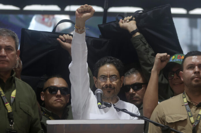 El candidato de izquierda a la Presidencia de Colombia, Iván Cepeda (c), reacciona en el cierre de su campaña este domingo en Soledad (Colombia). EFE/ Ricardo Maldonado Rozo
