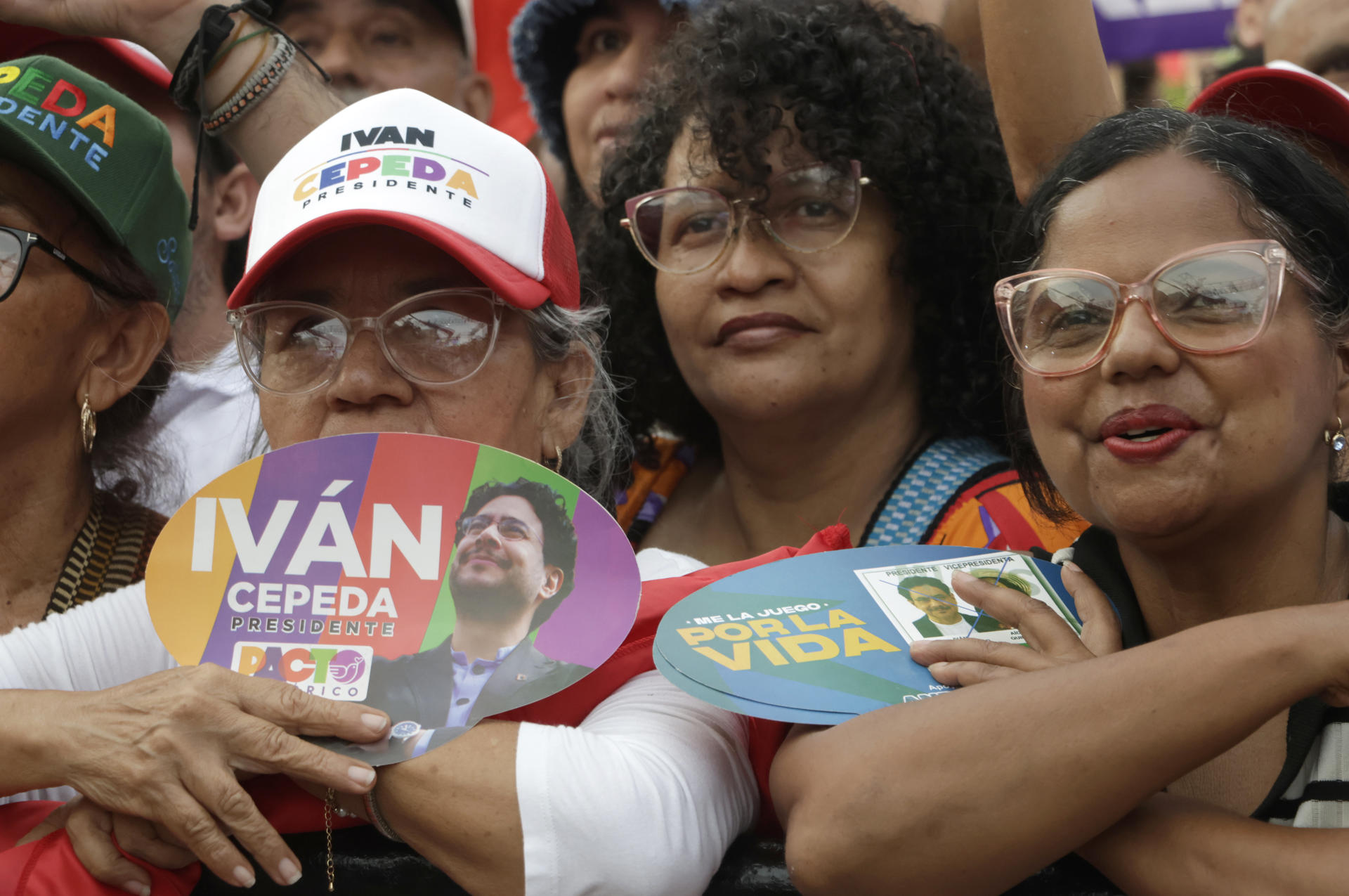 Seguidores del candidato de izquierda a la Presidencia de Colombia, Iván Cepeda, asisten al cierre de su campaña este domingo en Soledad (Colombia). EFE/ Ricardo Maldonado Rozo