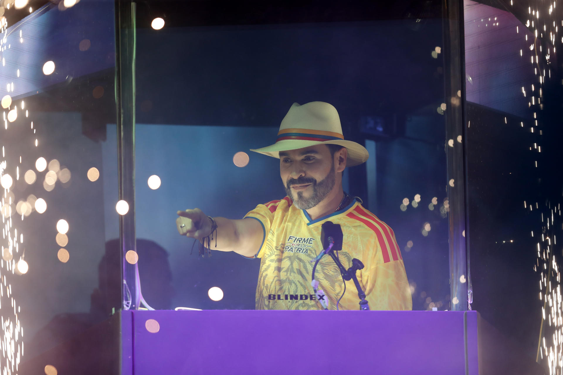 El candidato ultraderechista Abelardo de la Espriella reacciona en el cierre de su campaña este domingo, en Buga (Colombia). EFE/ Ernesto Guzman Jr