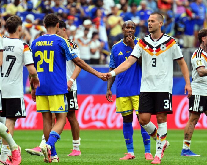 Deveron Fonville, de Curazao (i), y Waldemar Anton, de Alemania, se saludan tras el partido de la Copa Mundial 2026 en Houston, EE.UU., el 14 de junio de 2026. EFE/EPA/SAM WASSON
