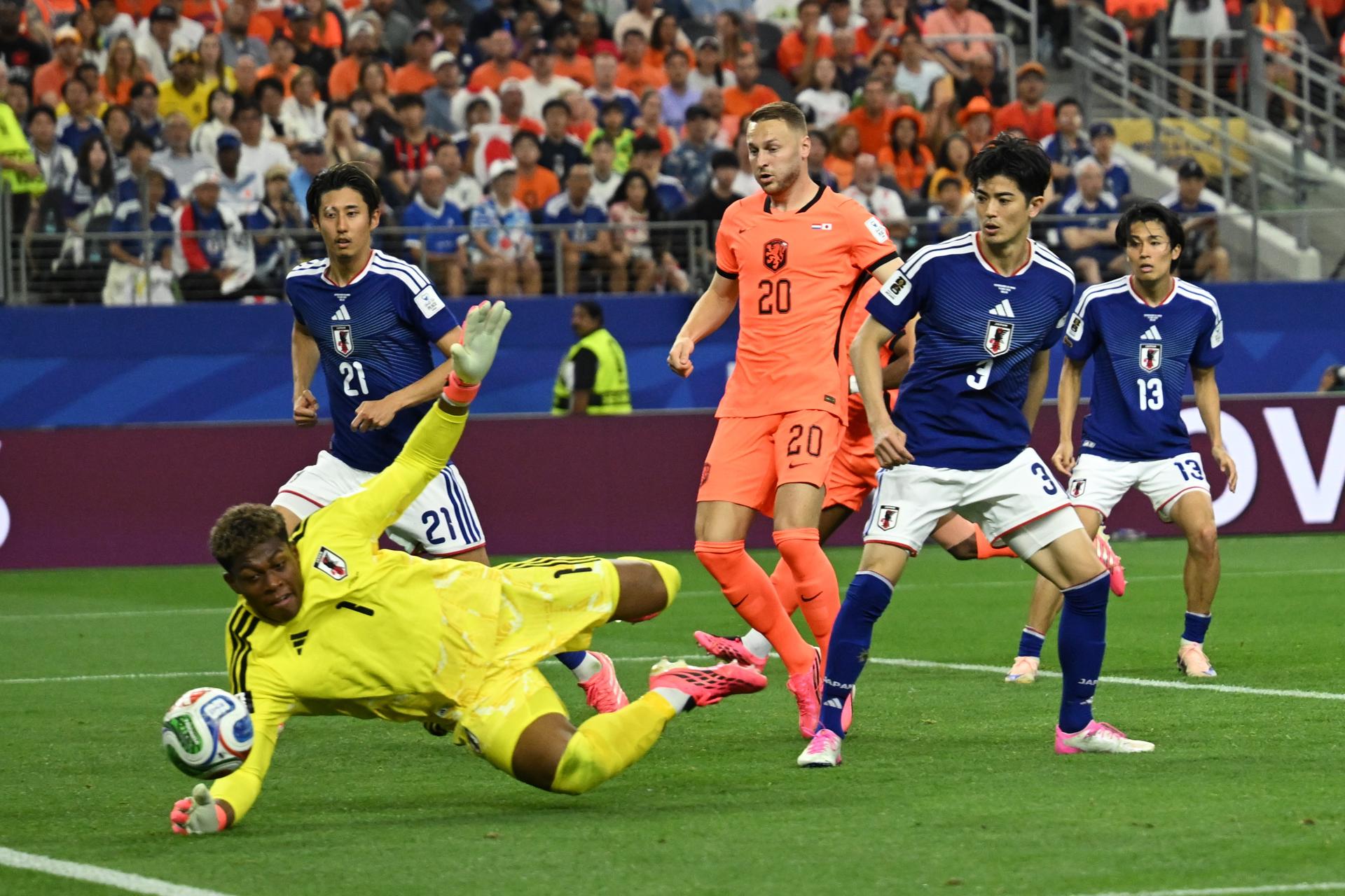 El portero Zion Suzuki, de Japón (i), en acción durante el partido de la Copa Mundial 2026 frente a Países Bajos, en Dallas, Texas, EE. UU. este el 14 de junio.
