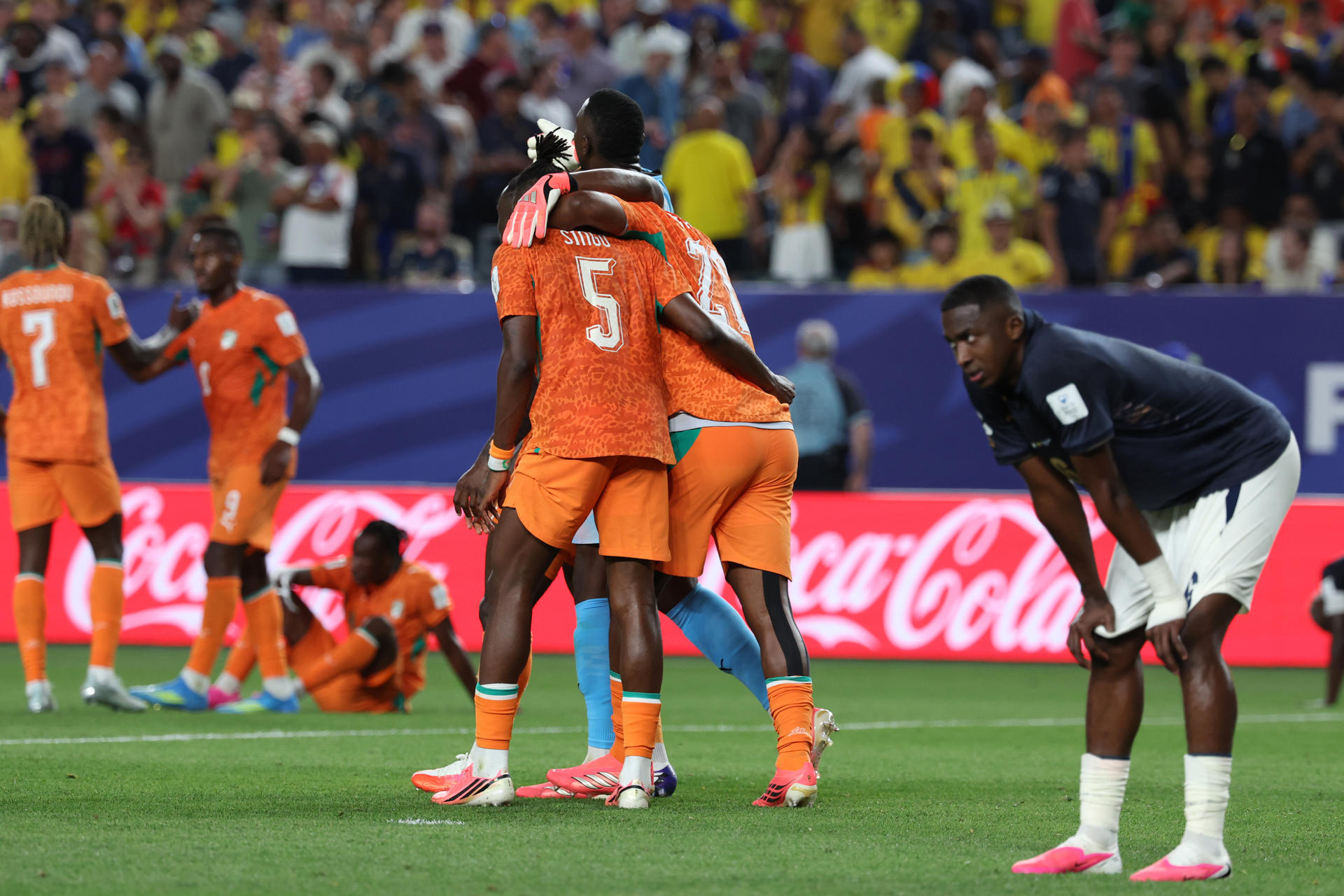 Jugadores de Costa de Marfil celebran este domingo al finalizar un partido del Grupo E del Mundial 2026 ante Ecuador en el estadio Lincoln Financial Field, en Filadelfia (Estados Unidos). EFE/ Sebastiao Moreira

